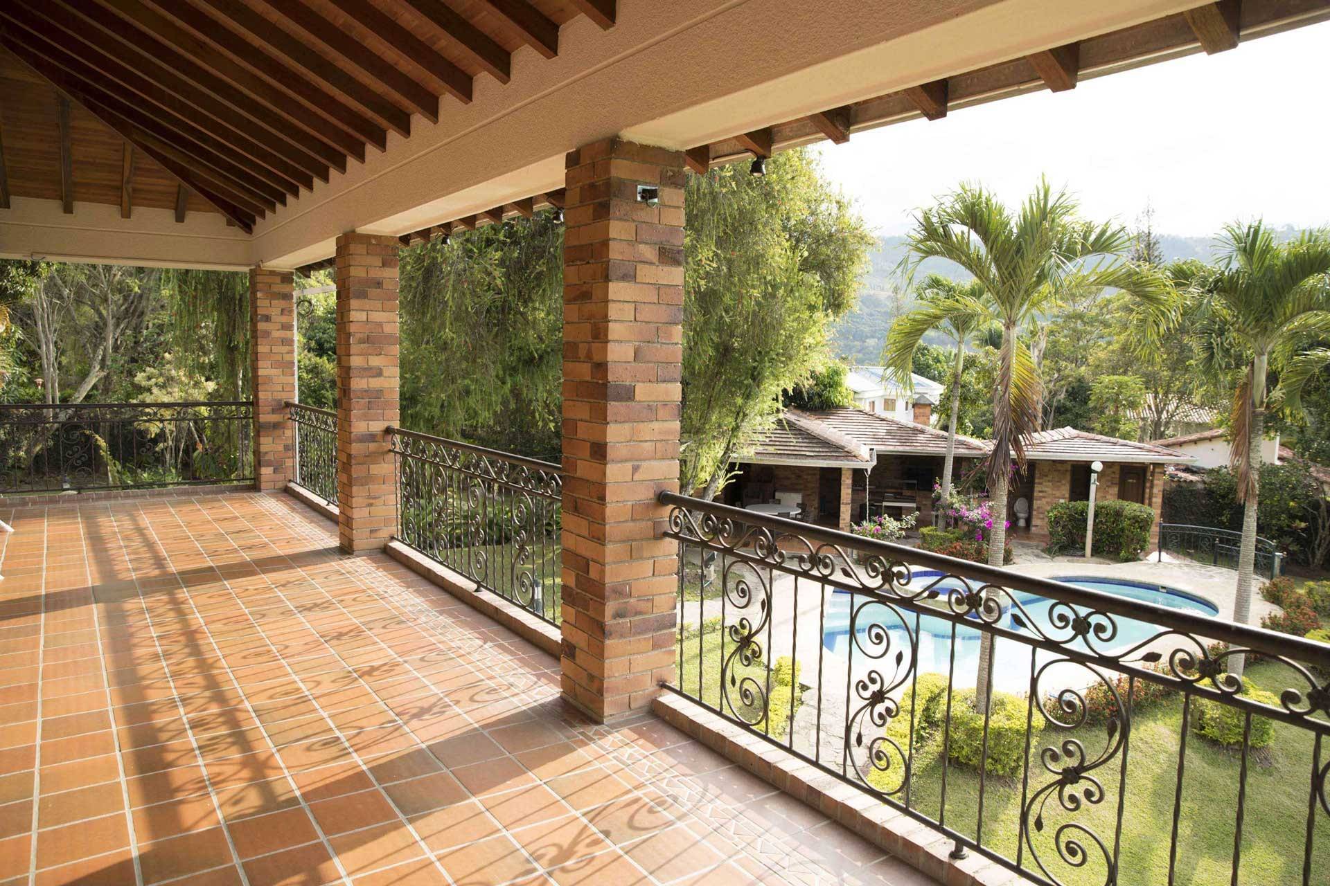 Balcón del segundo nivel con vista a la piscina