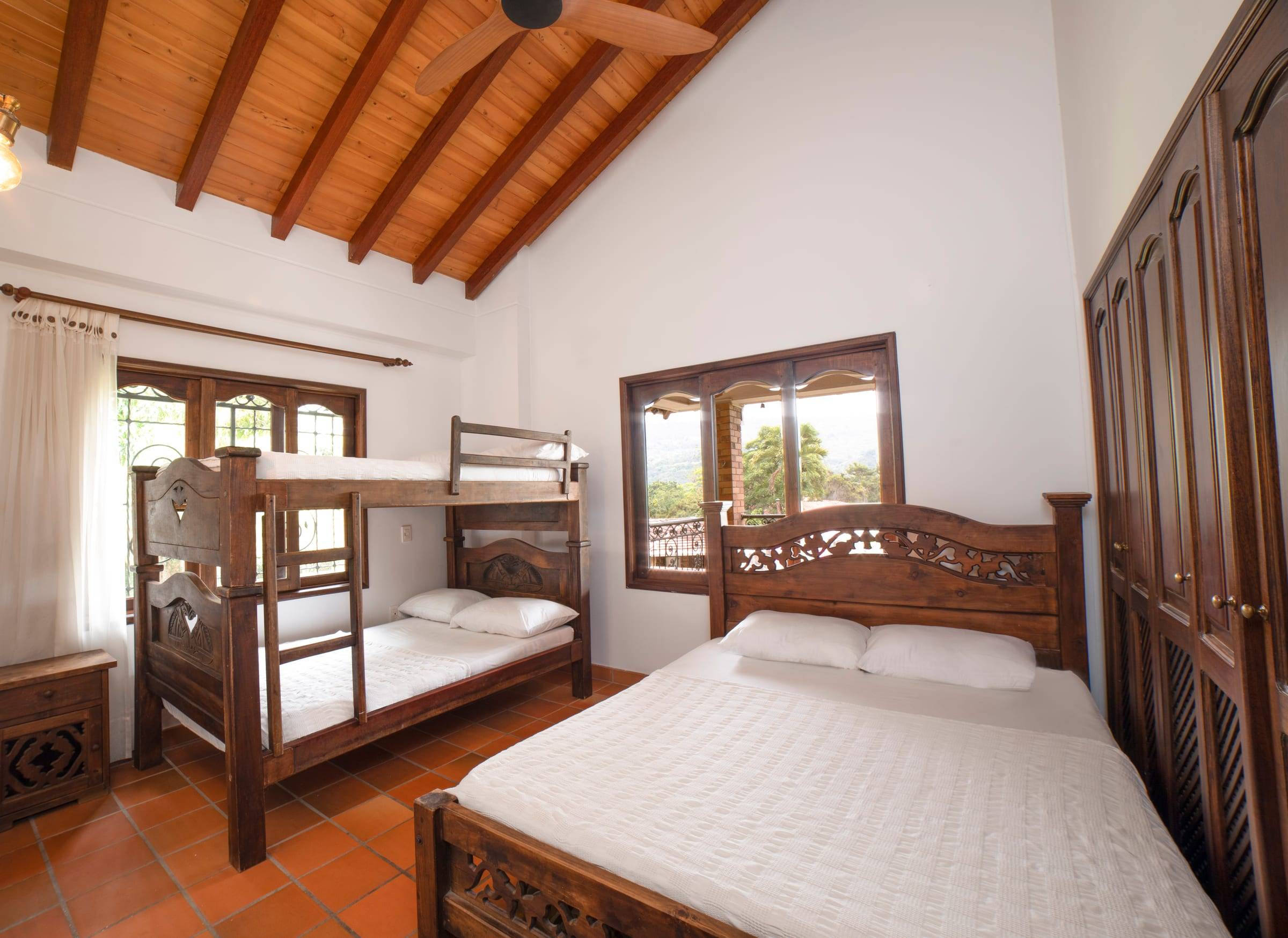 Habitación 2 con cama queen y camarote