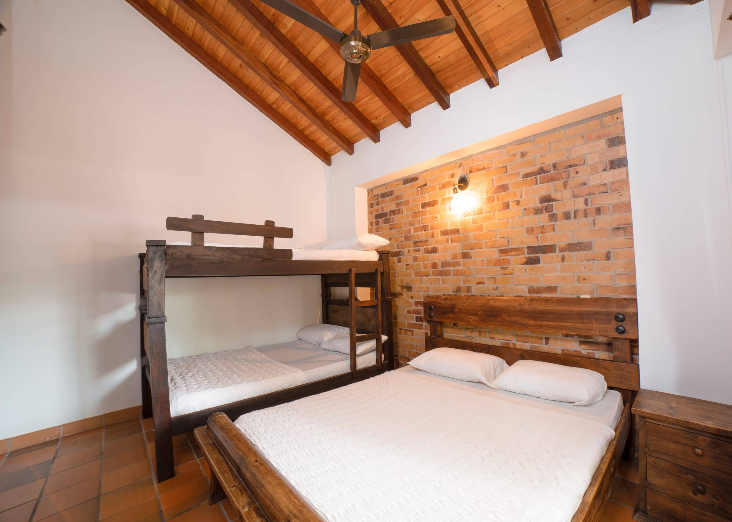 Habitación 3 con cama queen y camarote