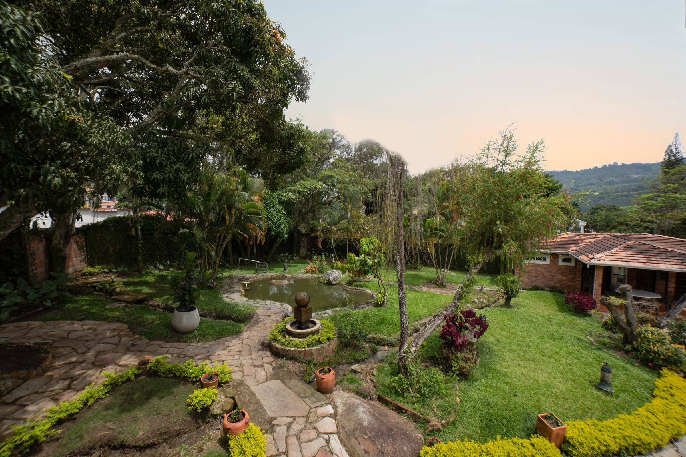 Jardines con estanque al atardecer