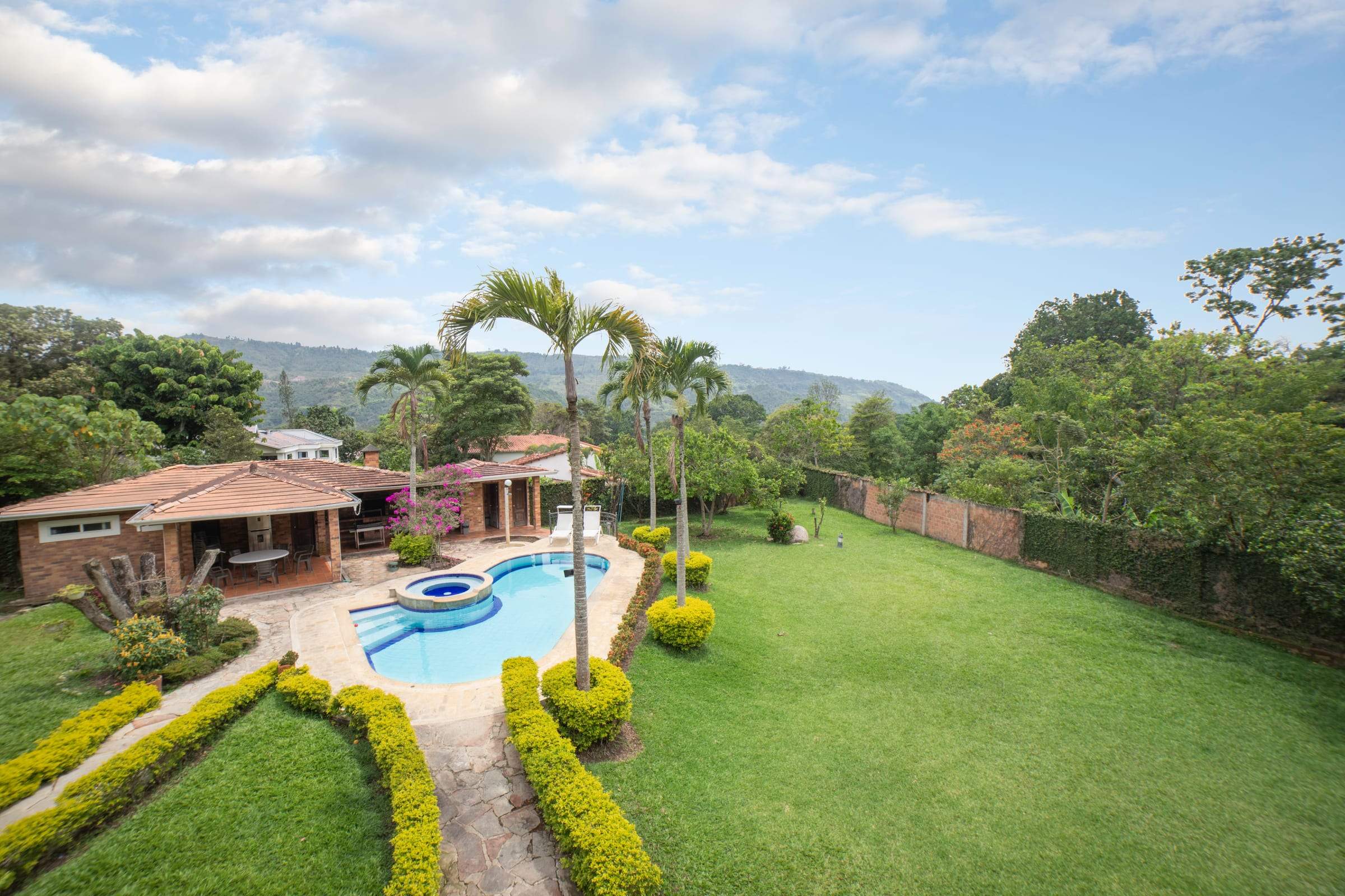 Piscina, jardines y montañas en Casa Agua